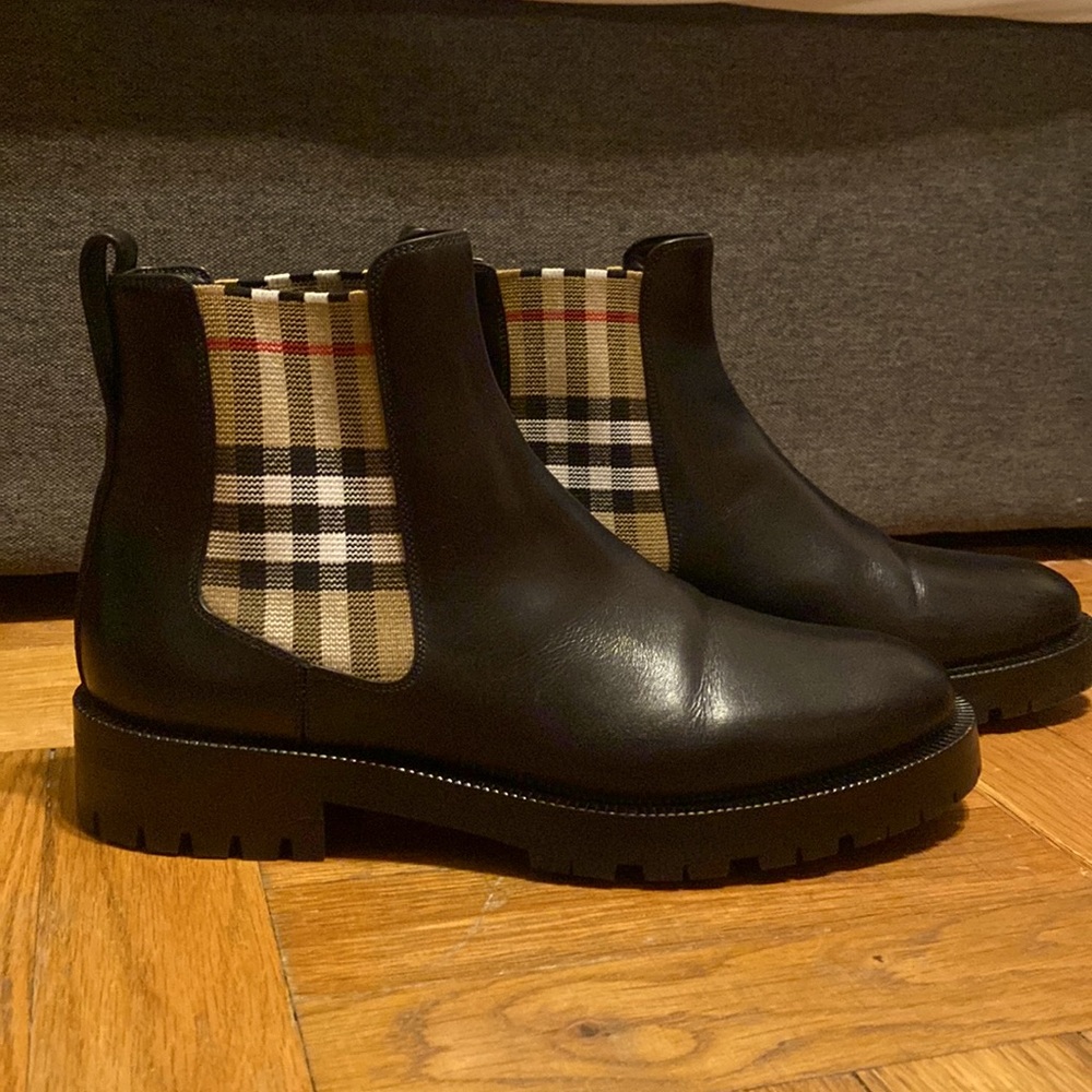 Burberry
Vintage Check Detail Leather Chelsea Boots in Black 
Size 39 US 8-8.5